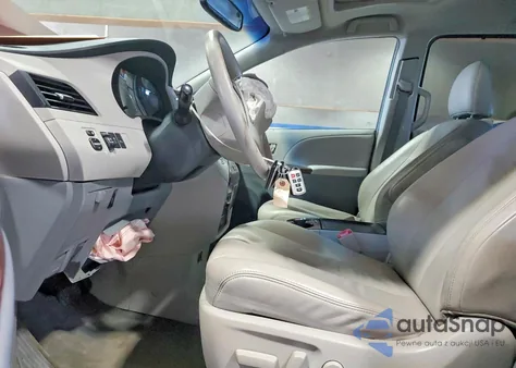 2011 Toyota Sienna Xle z USA, uszkodzony, nr VIN 5TDYK3DC2BS149173